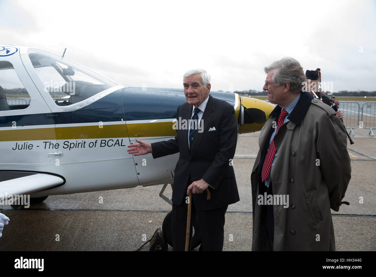 Biggin Hill, Regno Unito. 16 gennaio 2017. Il velivolo, un Piper Archer 4 posti istruttore/tourer, è stato denominato 'Julie - Lo spirito di BCAL' nella celebrazione della vita di Julie Washington, un ex British Caledonian membro dello staff scomparso lo scorso anno ed è stato curato a la Phyllis Tuckwell Hospice Care Center. Credito: Keith Larby/Alamy Live News Foto Stock