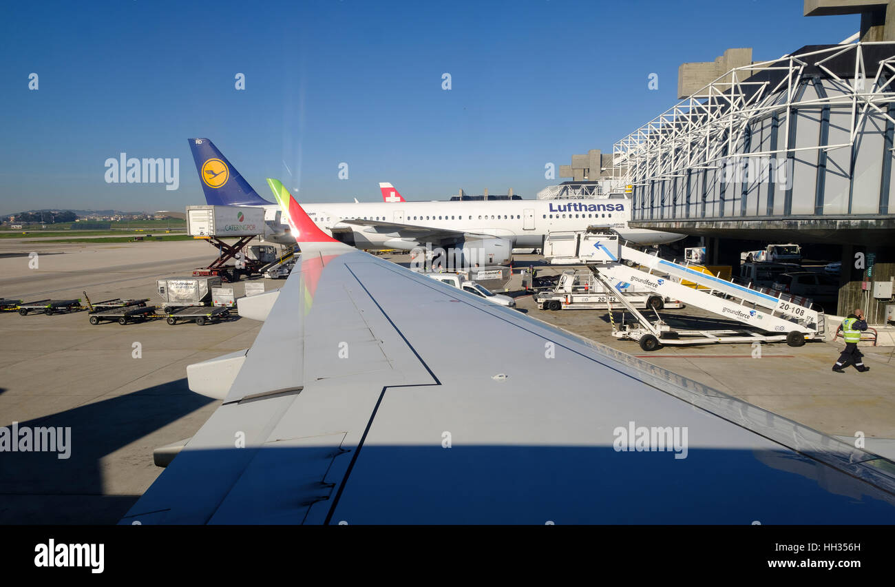 Un Airbus A321-100 da Lufthansa (Coburg) è visto dal portehole di un Embraer 190 di Portugese azienda nazionale tocca a Lisbona Humberto Delgado Aeroporto. Foto: Thierry Monasse/dpa Foto Stock