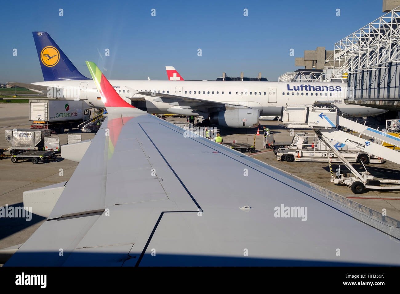 Un Airbus A321-100 da Lufthansa (Coburg) è visto dal portehole di un Embraer 190 di Portugese azienda nazionale tocca a Lisbona Humberto Delgado Aeroporto. Foto: Thierry Monasse/dpa Foto Stock