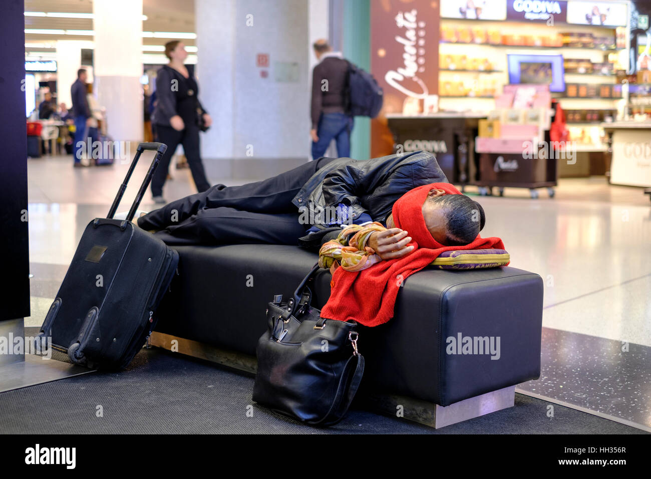 Lisbona, Portogallo. 9 Gen, 2017. Un passeggero è in stato di stop durante una sosta a Lisbona Humberto Delgado aeroporto, 9 gennaio 2017, Lisbona, Portogallo. Foto: Thierry Monasse/dpa/Alamy Live News Foto Stock