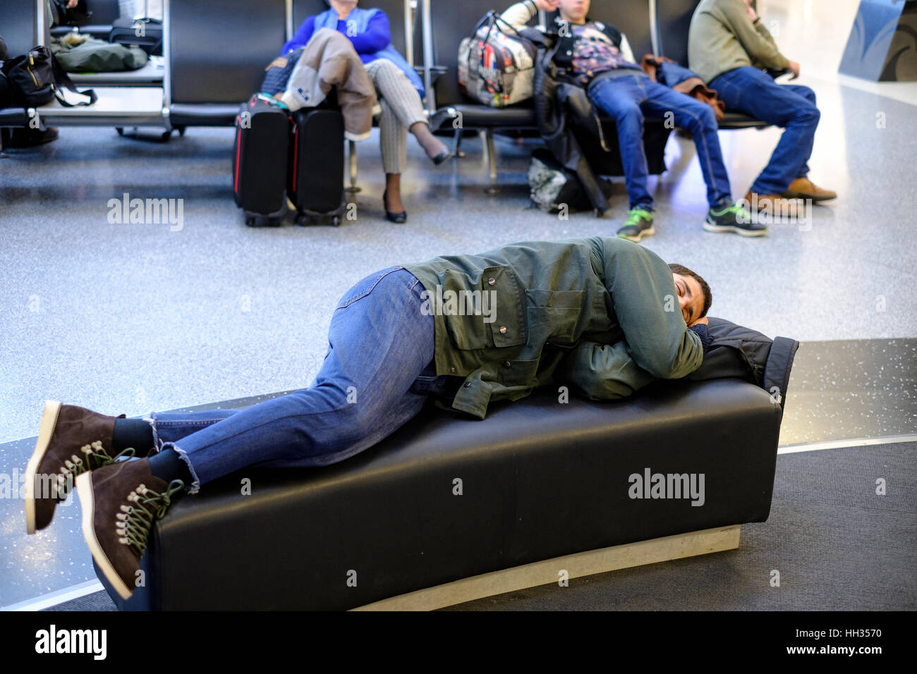Lisbona, Portogallo. 9 Gen, 2017. Un passeggero è in stato di stop durante una sosta a Lisbona Humberto Delgado aeroporto, 9 gennaio 2017, Lisbona, Portogallo. Foto: Thierry Monasse/dpa/Alamy Live News Foto Stock