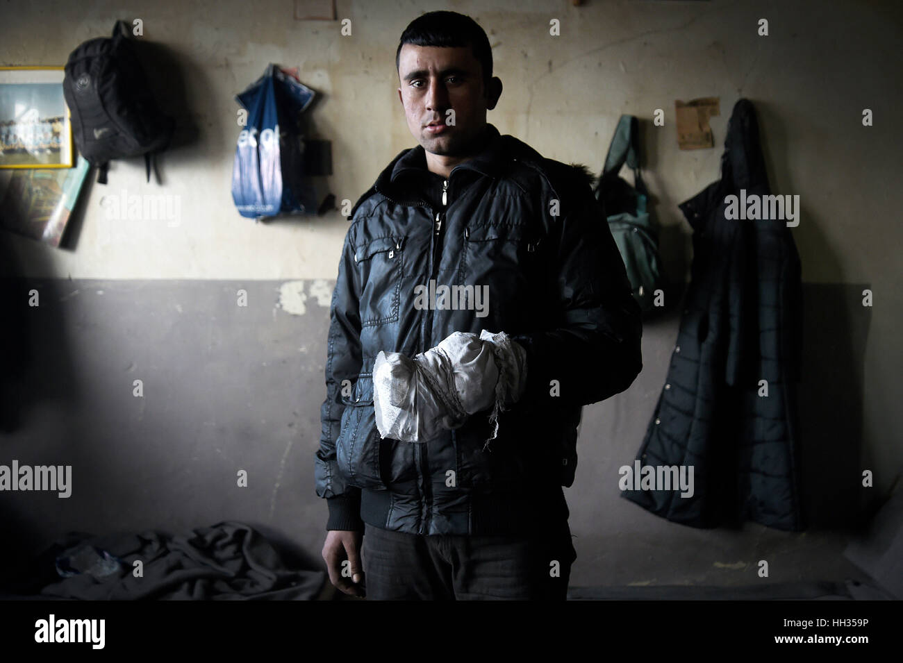 A Belgrado, in Serbia. 15 gennaio, 2017. Migliaia di migranti afghani sono bloccati nella capitale serba, vivendo in magazzini abbandonati, in condizioni disumane con temperature che raggiungono i -10 gradi. Foto © Danilo Balducci/Sintesi/Alamy Live News Foto Stock