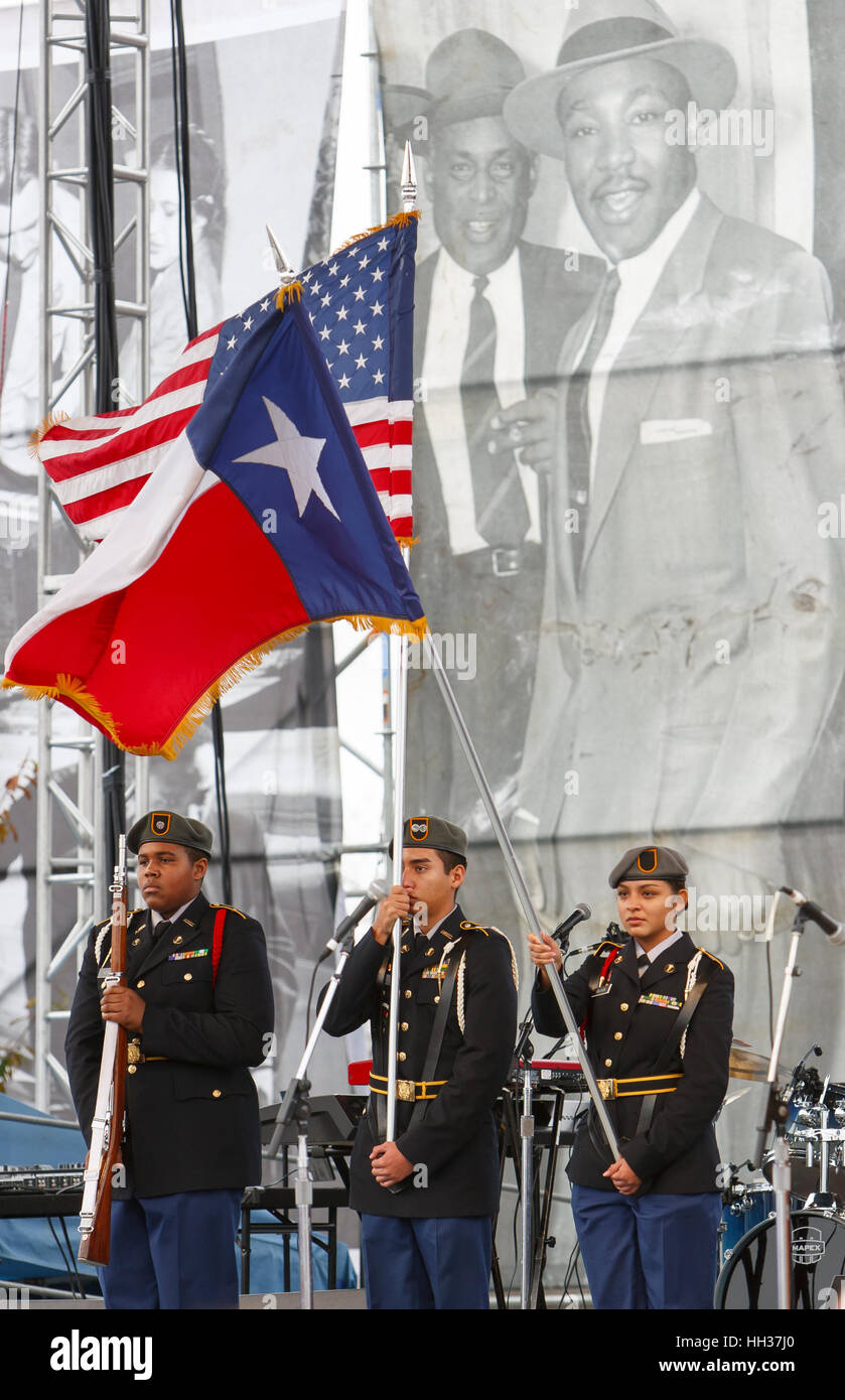 San Antonio, Stati Uniti d'America. 16 gennaio, 2017. Un Junior Reserve Officer Training Corps (JROTC) guardia d'onore compie durante il programma commemorativo dopo l annuale Martin Luther King Jr. Marzo a San Antonio, Texas. Diverse migliaia di persone hanno partecipato alla città del trentesimo anniversario marzo celebra U.S. leader dei diritti civili Martin Luther King Jr. Credito: Michael Silver/Alamy Live News Foto Stock