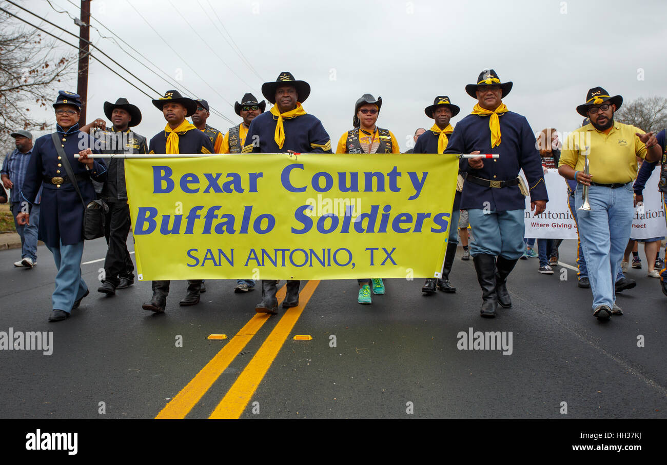 San Antonio, Stati Uniti d'America. 16 gennaio, 2017. Membri della contea di Bexar (Texas) soldati di Buffalo, a ricordo del XIX secolo americano africano calvario e soldati di fanteria, marzo lungo il percorso durante l annuale Martin Luther King Jr. Marzo a San Antonio, Texas. Diverse migliaia di persone hanno partecipato alla città del trentesimo anniversario marzo celebra U.S. leader dei diritti civili Martin Luther King Jr. Credito: Michael Silver/Alamy Live News Foto Stock