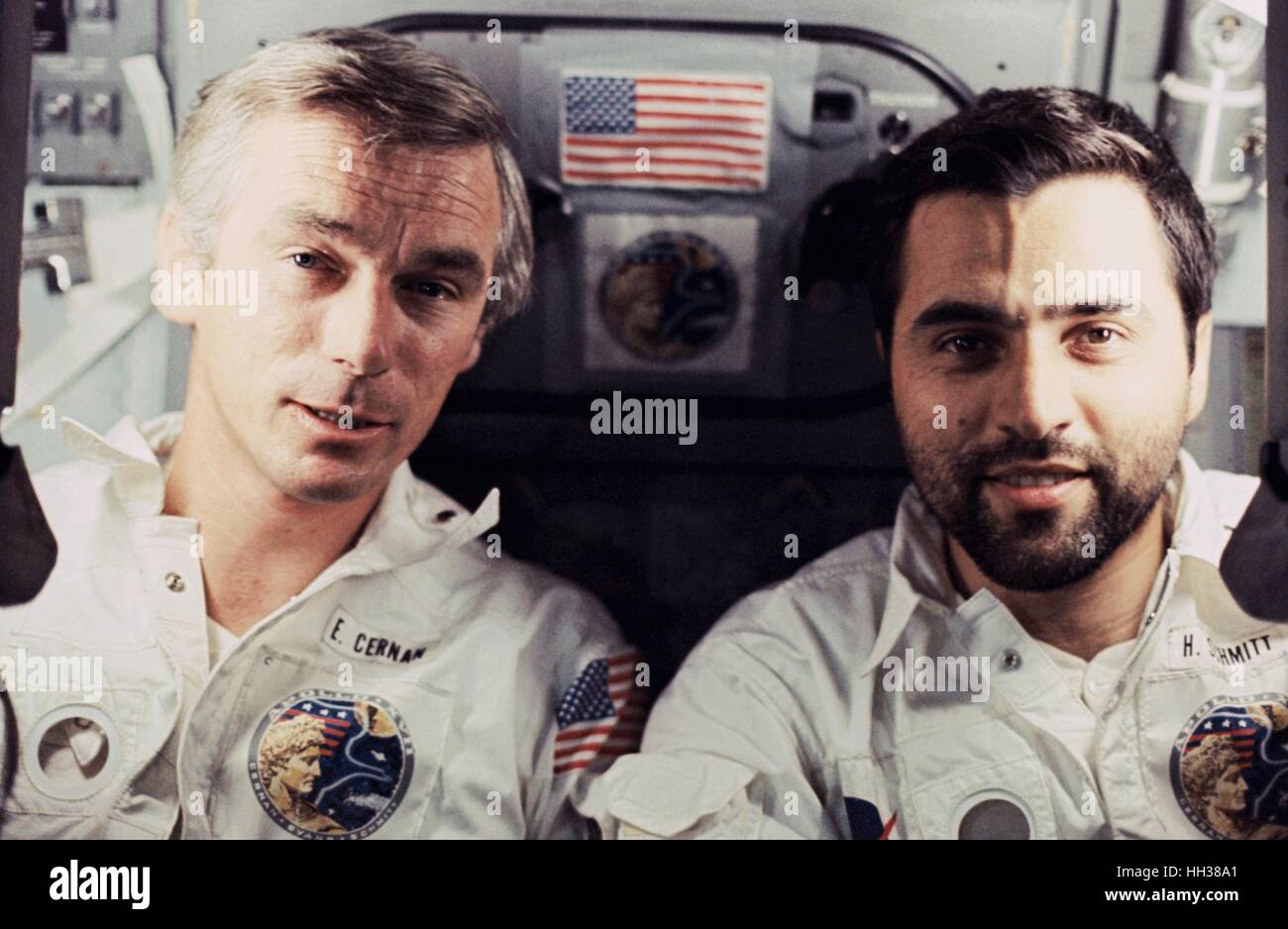 PICS FILE: 16 gennaio 2017. L'astronauta della NASA Eugene A. Cernan (sinistra) e scienziato-astronauta Harrison H. 'Jack' Schmitt sono fotografati a bordo dell'Apollo 17 veicolo spaziale durante la fase finale di atterraggio lunare nella missione della NASA del programma Apollo Dicembre 14, 1972 in orbita lunare. Gene Cernan, l'ultimo uomo a camminare sulla luna, morì a 82 circondato dalla sua famiglia il 16 gennaio 2017. Credito: Planetpix/Alamy Live News Foto Stock