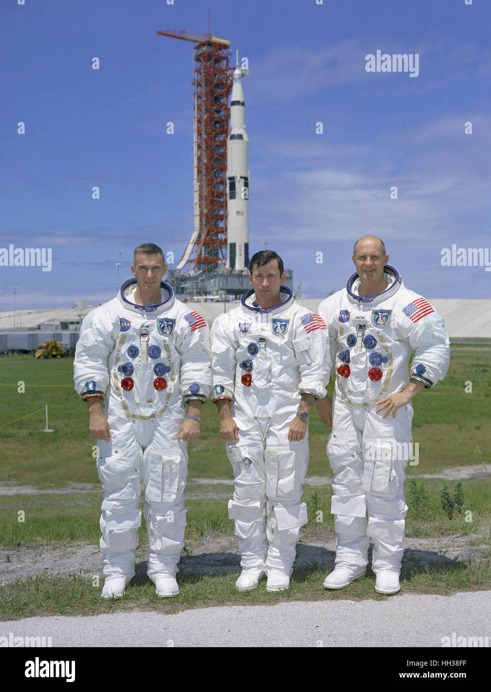 Florida, Stati Uniti d'America. Il 30 maggio 1969. Il primo equipaggio dell'Apollo 10 orbita lunare missione è fotografato mentre presso il Kennedy Space Center, Florida per pre-flight training. Da sinistra a destra gli astronauti sono Eugene A. Cernan, Modulo Lunare pilota; John W. Young, il pilota del modulo di comando; e P. Thomas Stafford, Commander. Credito: la NASA via CNP /MediaPunch Foto Stock