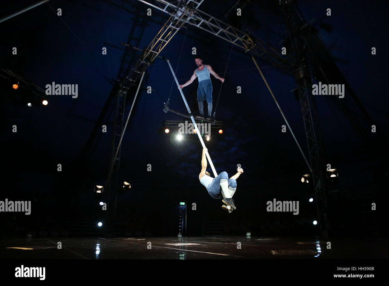 Sydney, Australia. Il 17 gennaio 2017. La londinese antenna Theatre Company, Ockham Razor, spingere se stessi al limite sui 5 metri lungo pali metallici che si trasformano in una miriade di percorsi pedonali, pilastri e pendoli in una miscela di circo, acrobazie, parco giochi giochi ed esercizi di fiducia. Impostare a tutto tondo con il pubblico disegnato nel vicino all'azione, i cinque esecutori sono racchiusi entro il cerchio della fase. Tipping Point mostra presso gli spaghetti Big Top, Prince Alfred Square, Parramatta per il Festival di Sydney. Credito: © Richard Milnes/Alamy Live News Foto Stock