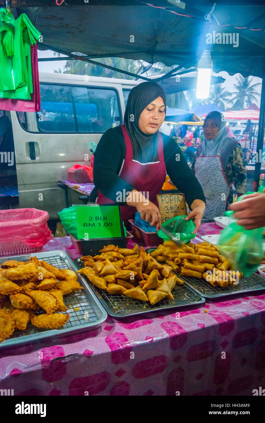 Il Langkawi, Malesia - 22 ottobre: Vista sul contatore del Mercato Notturno di donna con la vendita di arrosto e fritto cibo locale. Ottobre 2015. Foto Stock