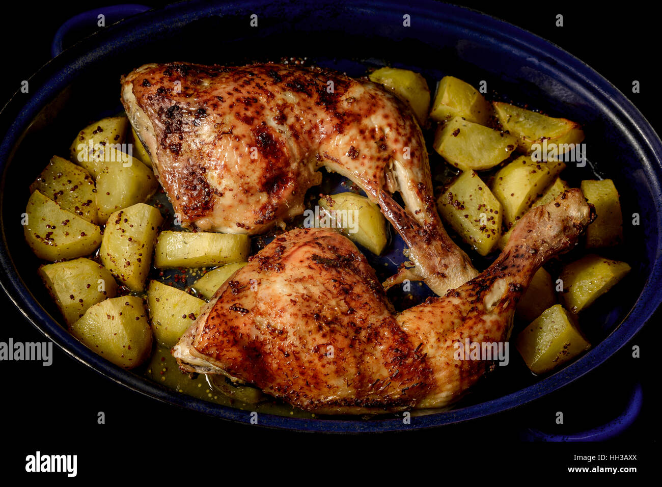 Arrosto di coscia di pollo con patate. Foto Stock