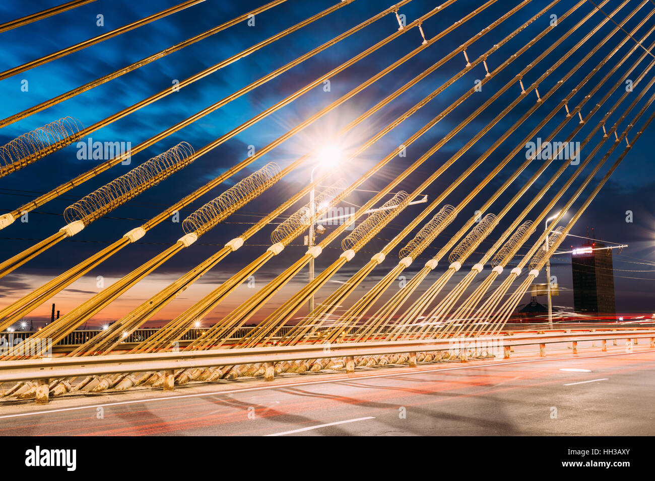 Protezioni del ponte Vansu (ex Gorky ponte) nella Riga, Lettonia. 595 metri di lunghezza. Ponte Vansu - uno dei simboli della moderna di Riga. Cable-Staye Foto Stock