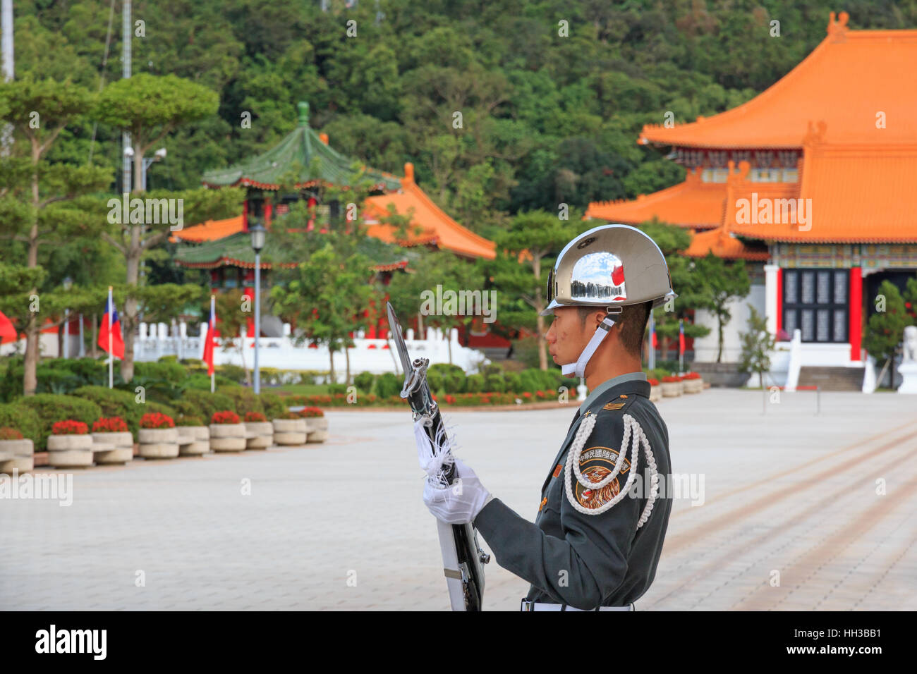 [Solo uso editoriale] Taipei, Taiwan: la Guardia d'onore con un fucile e baionetta a livello nazionale rivoluzionaria il Santuario dei Martiri Foto Stock
