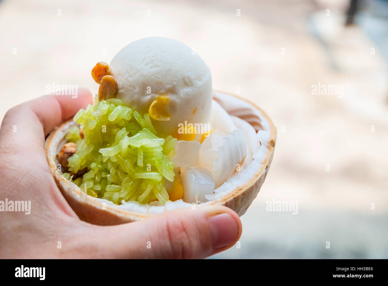 Azienda di cocco delizioso gelato in mano, close up Foto Stock