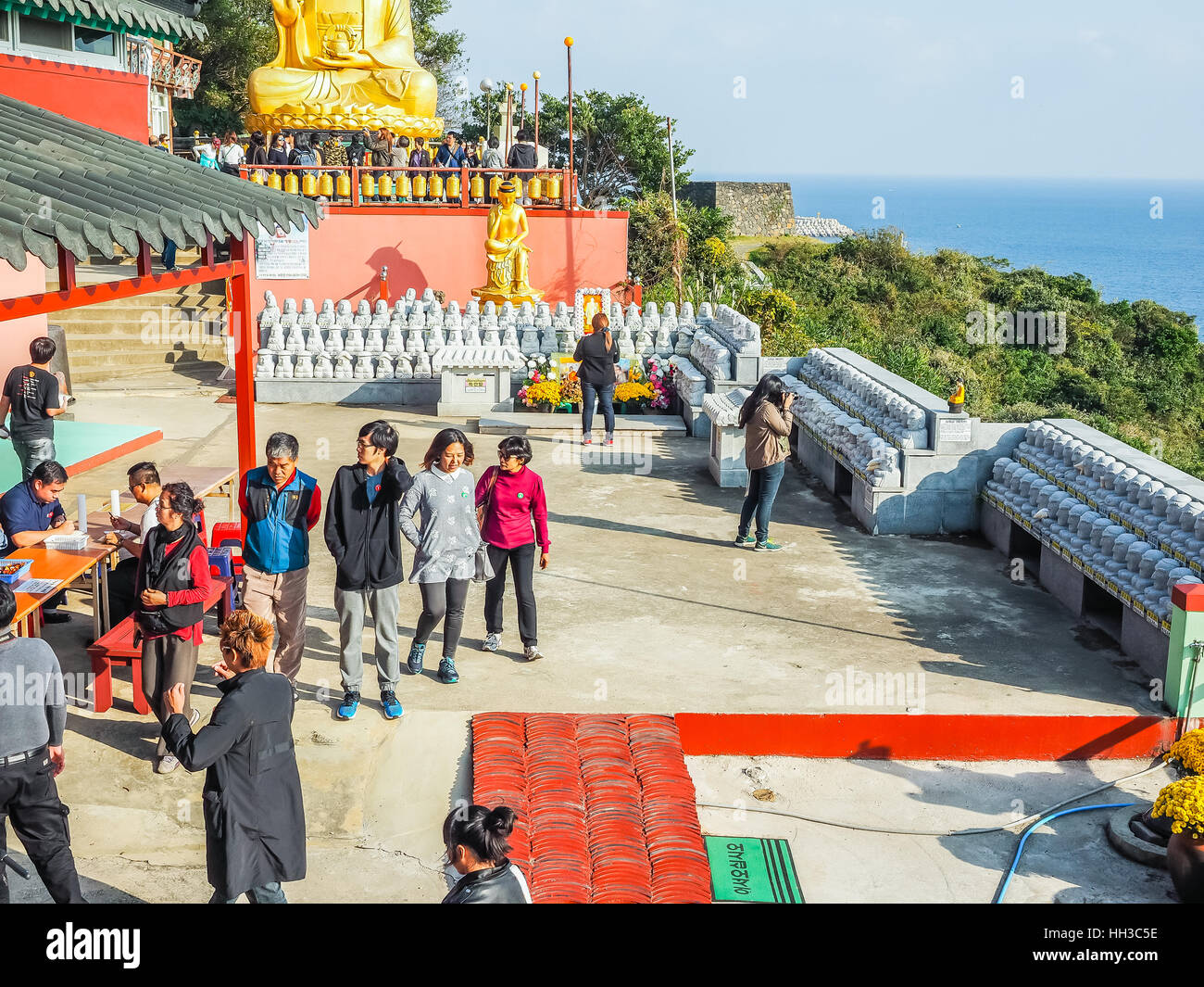 Jeju Island, Corea del Sud - 12 novembre: il turista ha visitato il tempio Sanbanggulsa che si trova sulla Montagna Sanbangsan. Sulla strada per la grotta con il tempio Foto Stock