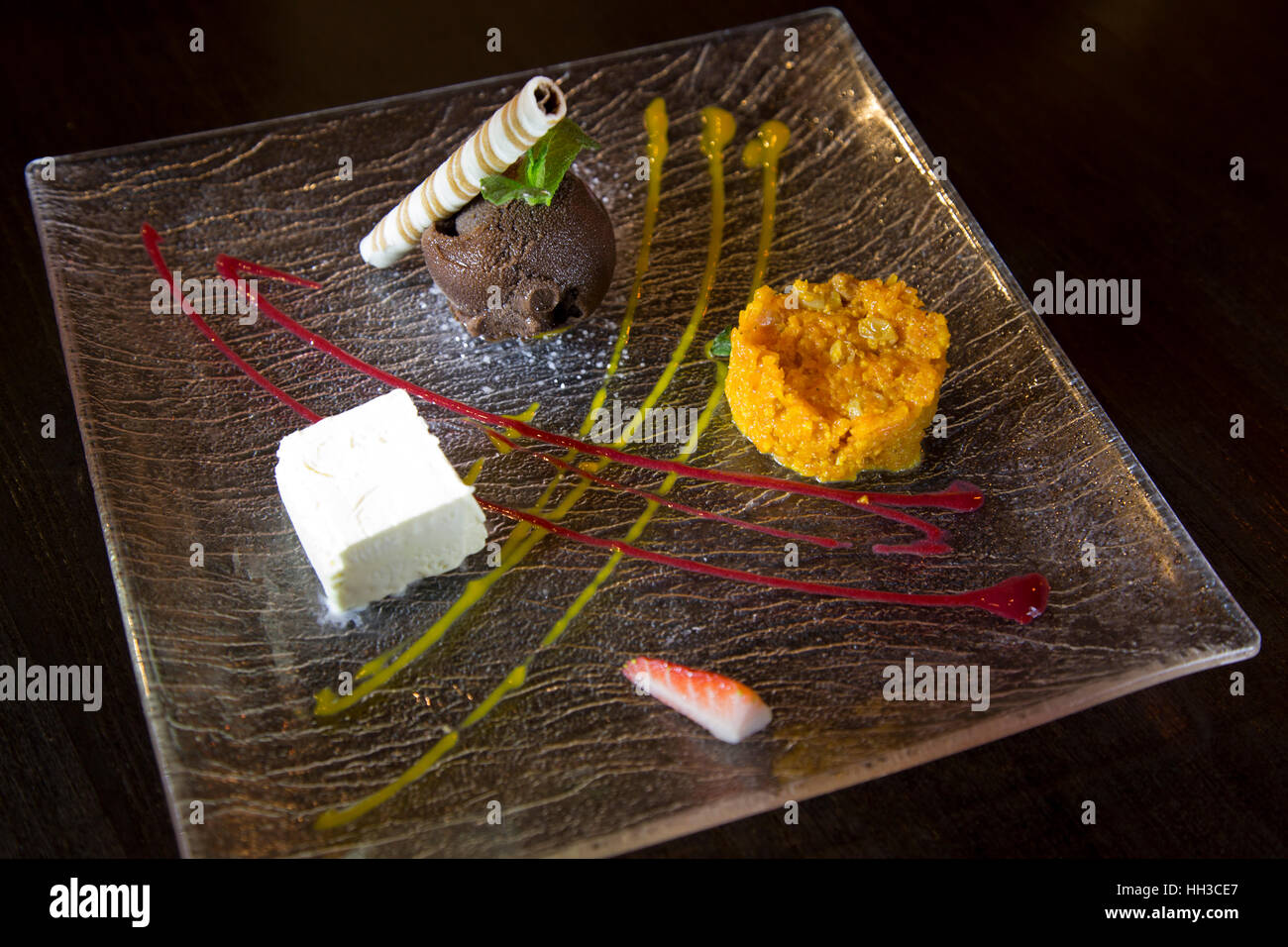 Un trio di dessert servito presso la sala della menta a Bristol, Inghilterra. Sorbetto al cioccolato e carota halwa funzione sul piatto. Foto Stock