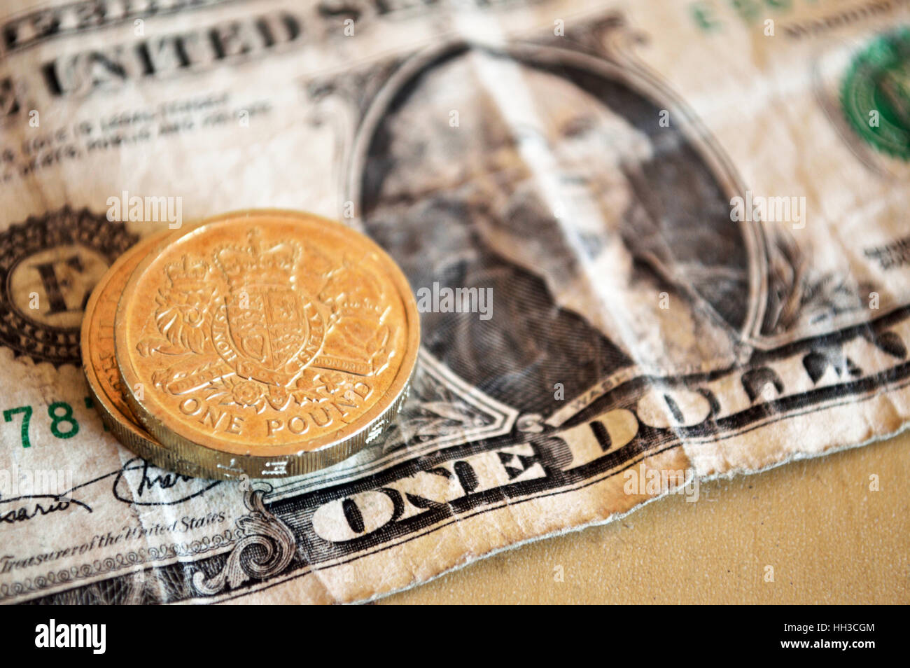 Due una libbra di monete al di sopra di noi un dollaro nota. Foto Stock