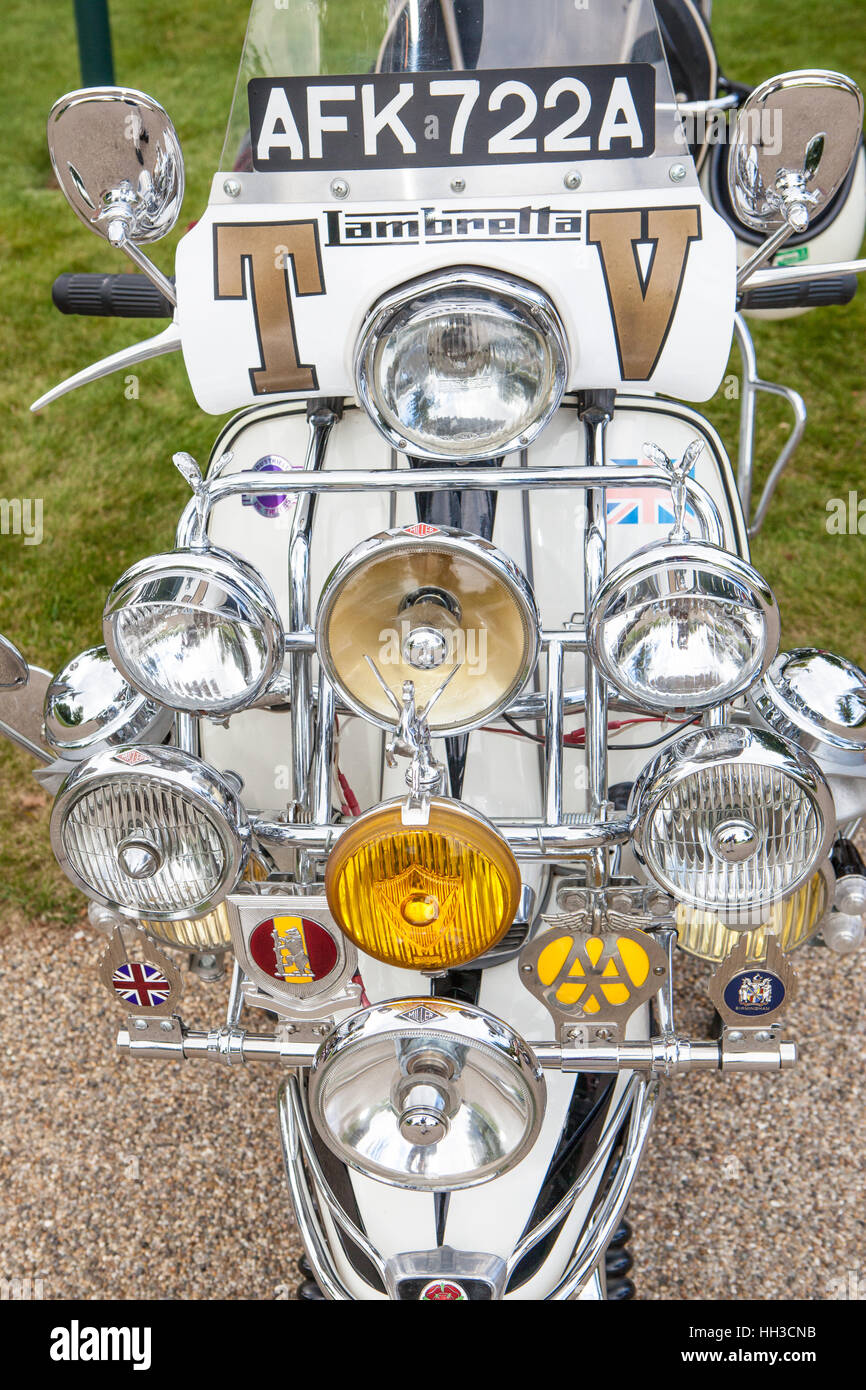 Elegante scooter parcheggiato a Goodwood races notte vintage Foto Stock