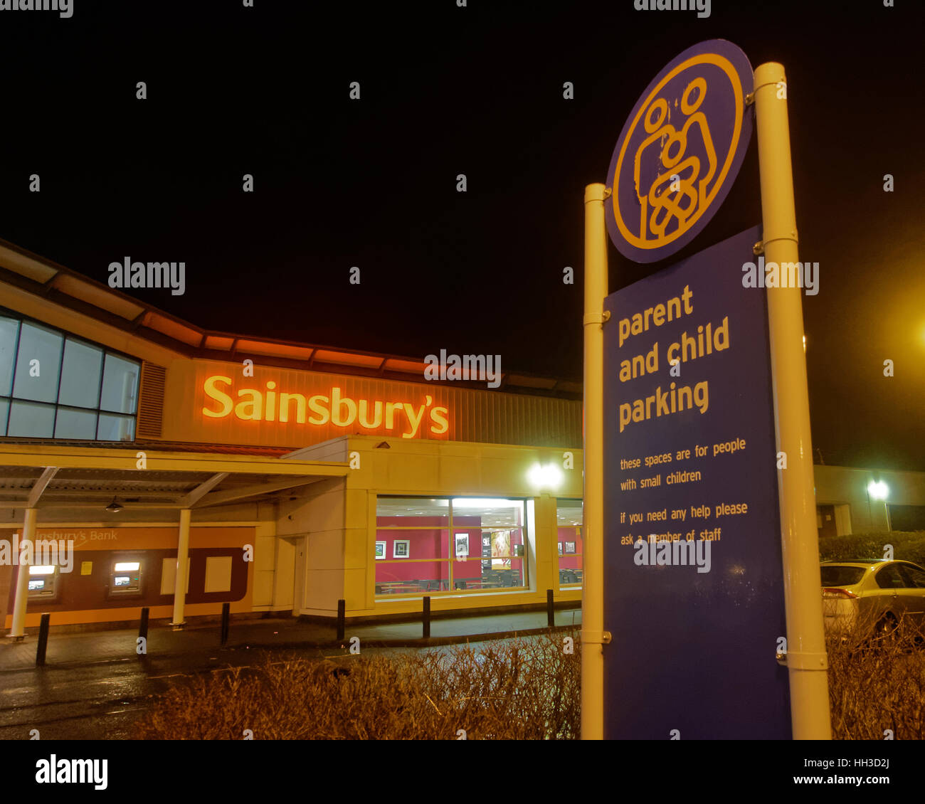 Sainsbuty il genitore e bambino simbolo di parcheggio di notte Great Western Retail Park Foto Stock