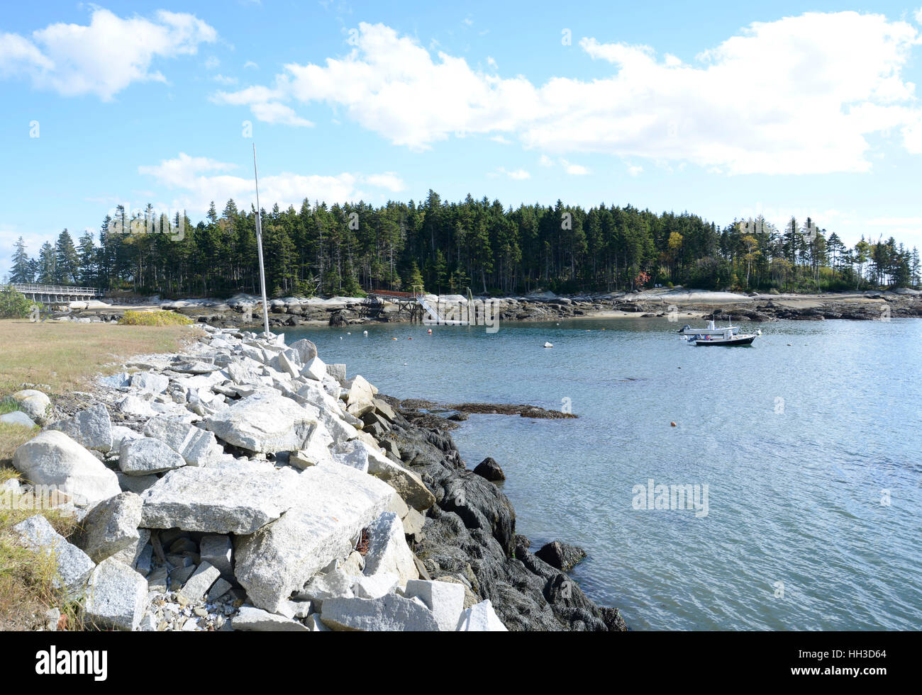 Piccolo ingresso roccioso sulla costa del Maine in Nuova Inghilterra Foto Stock