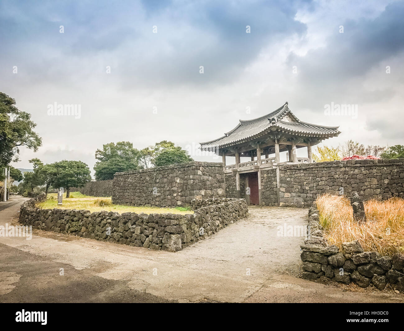 Cancello di ingresso di Seongeup Folk Village, Jeju Island, Corea Foto Stock