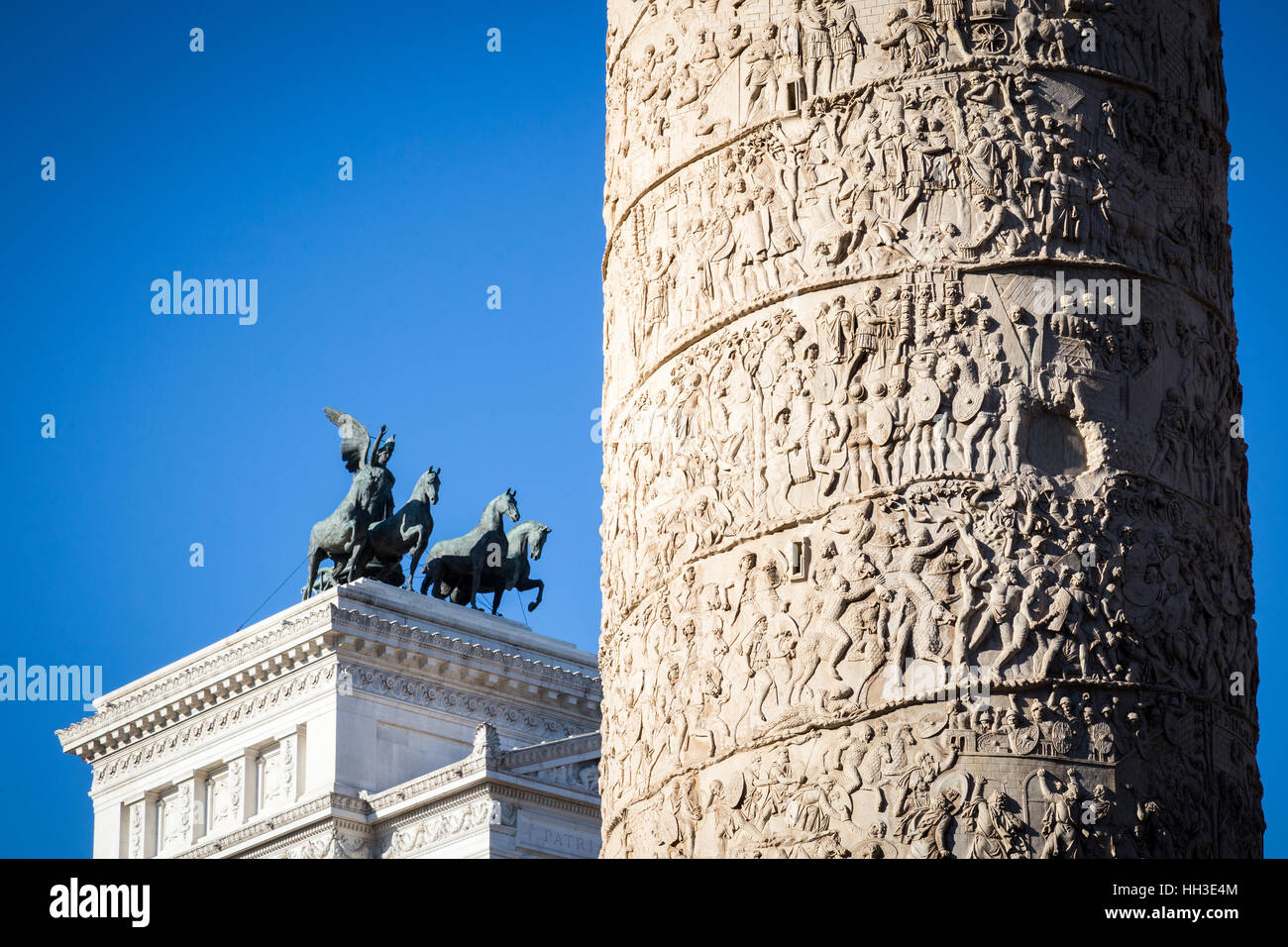 La Colonna di Traiano nella luce del mattino in Roma, Italia. Foto Stock
