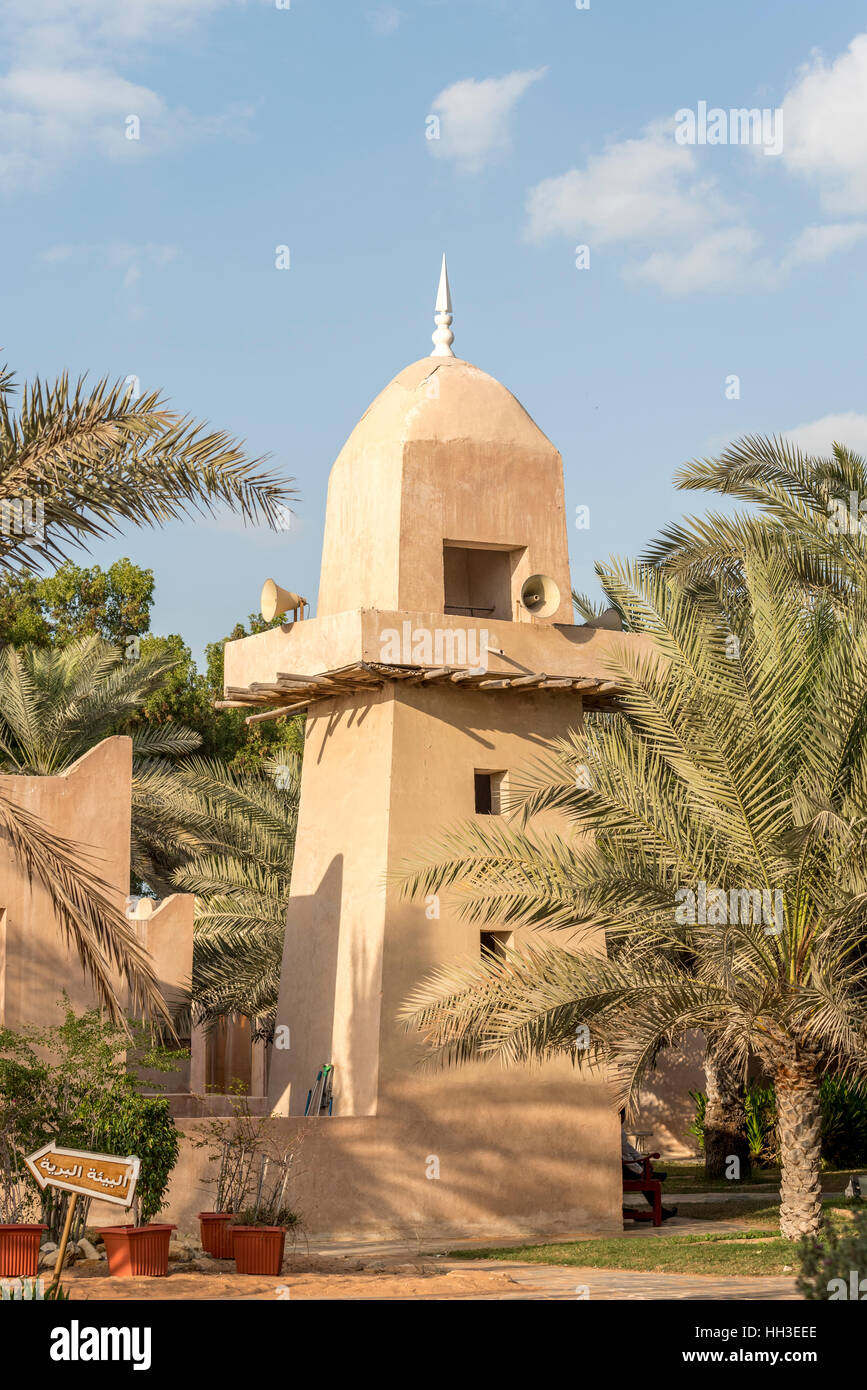 Vecchia Moschea nel deserto, Abu Dhabi. Piccola moschea in un villaggio del deserto in un paese del Golfo Foto Stock