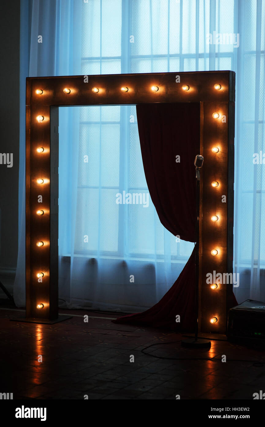 Arco in legno con luci ornato per la cerimonia di nozze Foto Stock