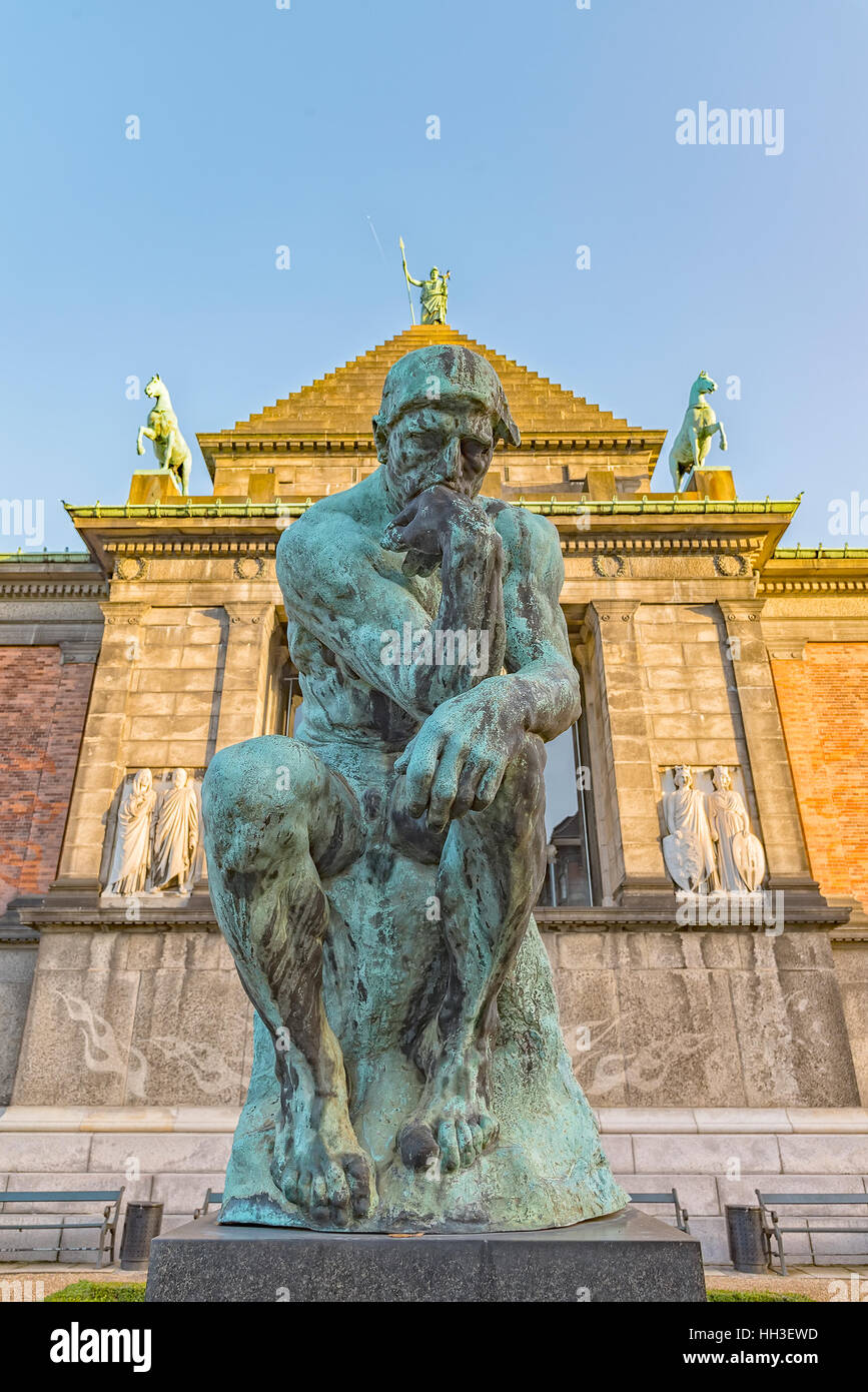 Il pensatore statua al di fuori del Ny Carlsberg Glyptotek, un museo di arte di Copenhagen, Danimarca. Foto Stock
