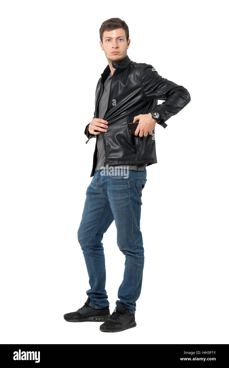 Uomo informale in jeans e giacca di pelle mettere il telefono cellulare  all'interno della tasca. Corpo pieno lunghezza ritratto isolate su sfondo  bianco Foto stock - Alamy