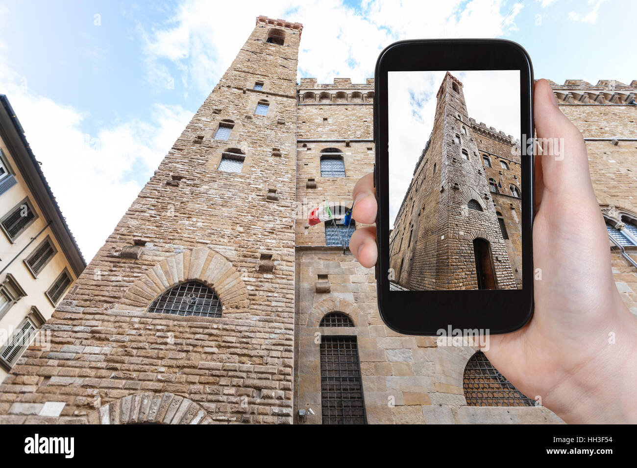 Concetto di viaggio - fotografie turistiche Palazzo del Bargello di Firenze città sullo smartphone in Italia Foto Stock