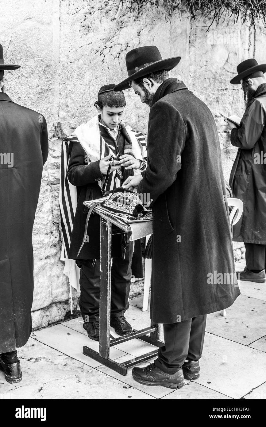 Hasidic ebrei in preghiera al Muro Occidentale di Gerusalemme, Israele, Medio Oriente e Asia Foto Stock