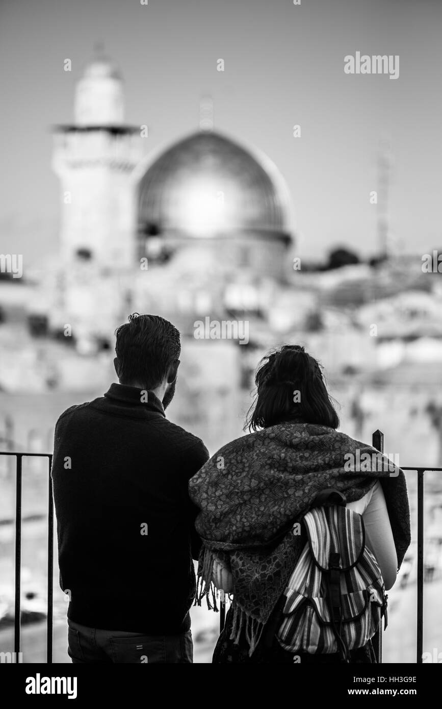 I turisti stanno cercando in Western il Muro del Pianto e la Cupola della roccia, la Città Vecchia di Gerusalemme, Israele Foto Stock