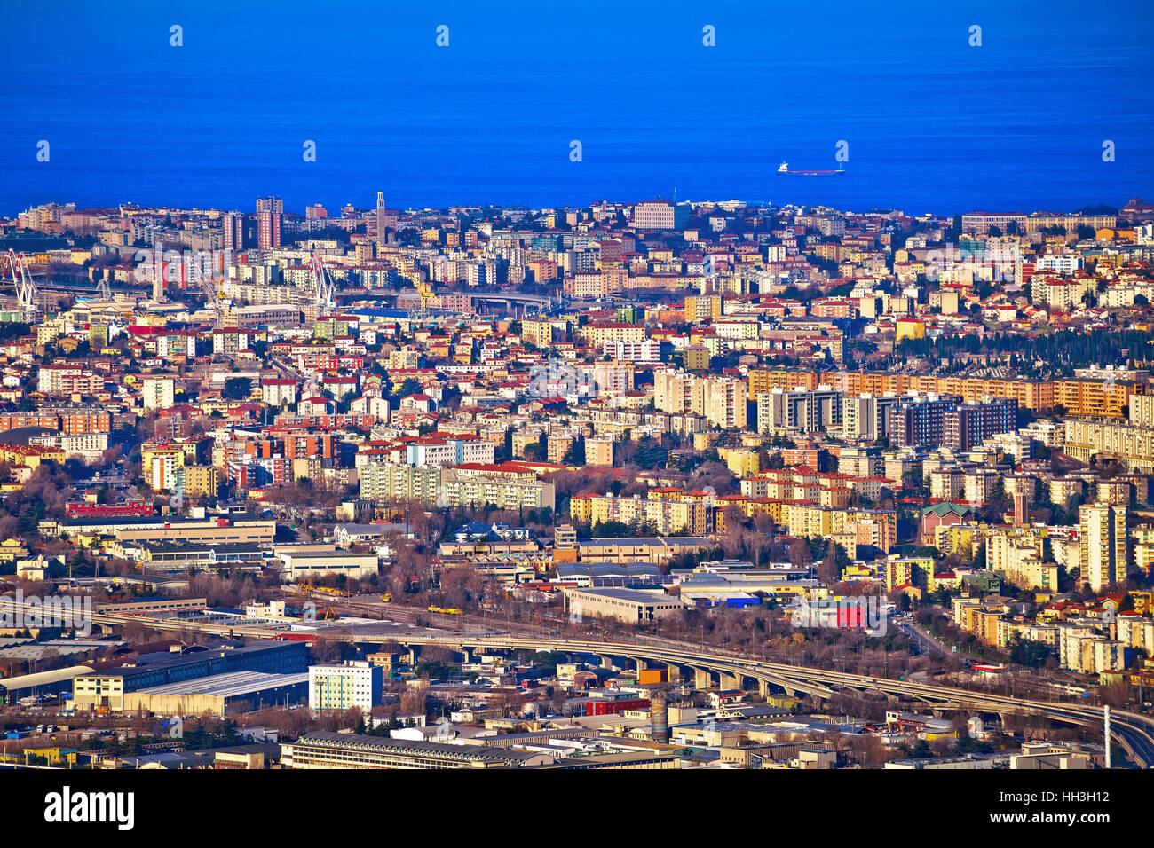 Città di Trieste vista aerea, capitale della regione Friuli Venezia Giulia del nord Italia Foto Stock