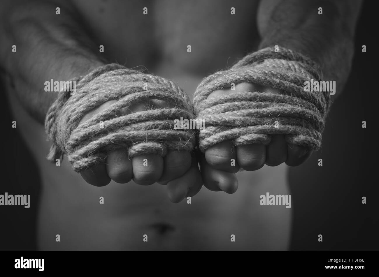 Mani Thai boxer in primo piano, la tradizionale corda di canapa avvolto a confronto o la formazione. Bianco e nero style Foto Stock