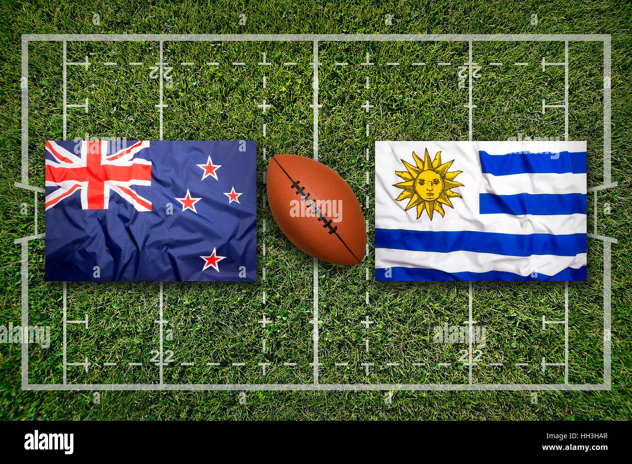 Nuova Zelanda vs. Uruguay bandiere sul verde del campo di rugby Foto Stock