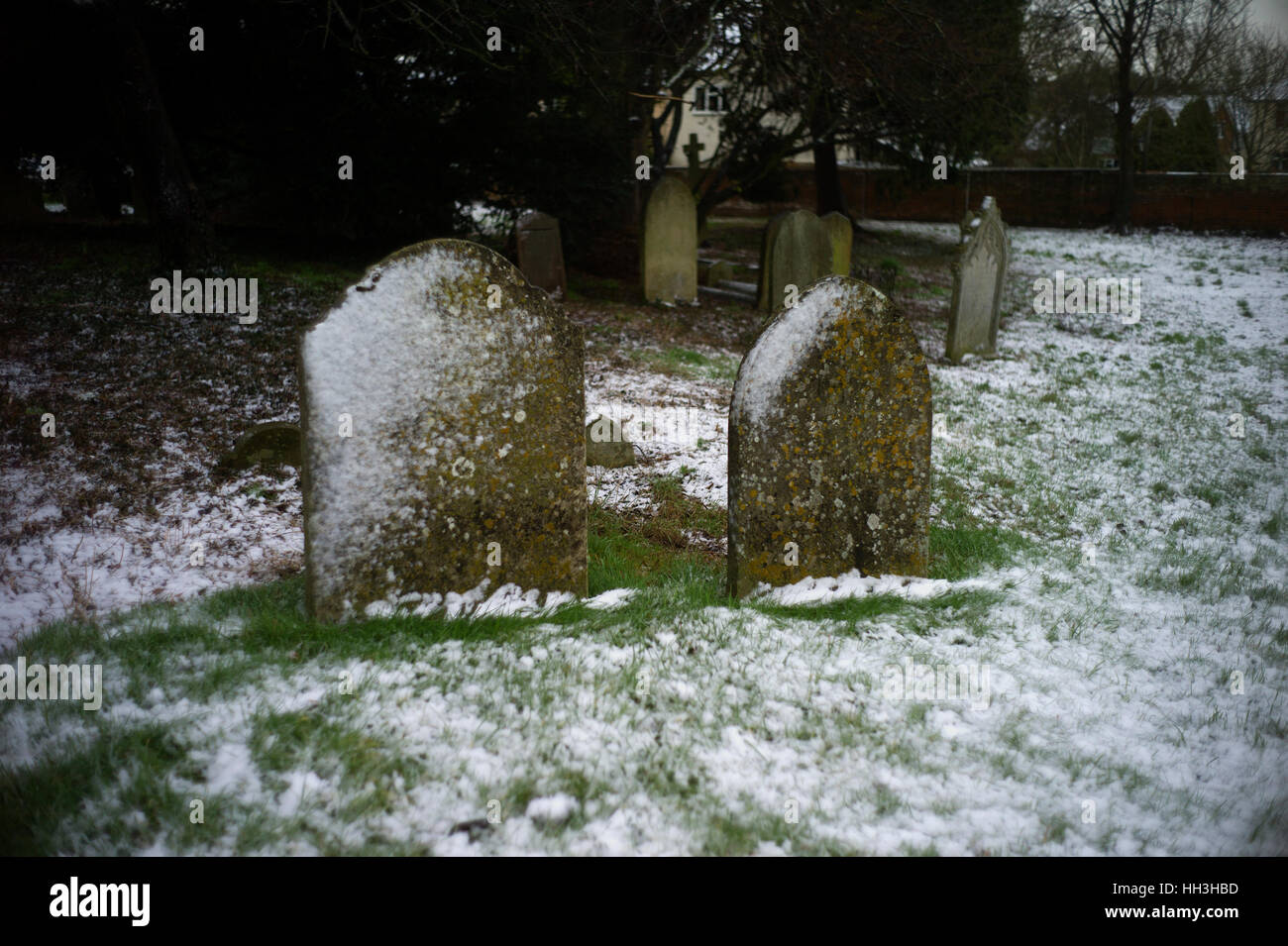 Thaxted Cimitero Cimitero Vittoriano nella neve. Thaxted Essex England Regno Unito. Gennaio 2017 Foto Stock