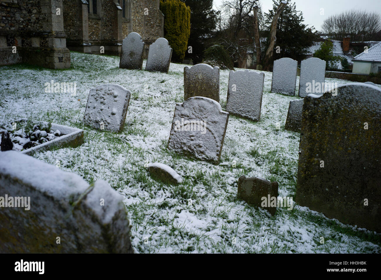 Thaxted Cimitero Cimitero Vittoriano nella neve. Thaxted Essex England Regno Unito. Gennaio 2017 Foto Stock