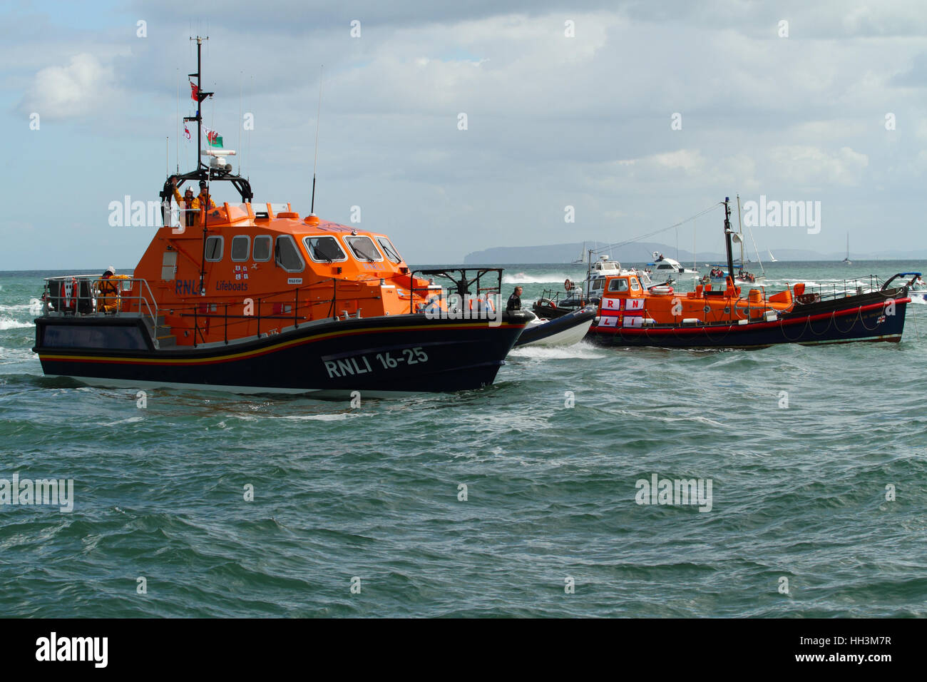 RNLI le imbarcazioni di salvataggio in occasione dell'annuale festival scialuppa di salvataggio al largo della costa di Moelfre Anglesey North Wales Foto Stock