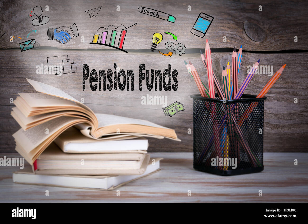 I fondi pensione concetto. Pila di libri e matite sul tavolo di legno. Foto Stock