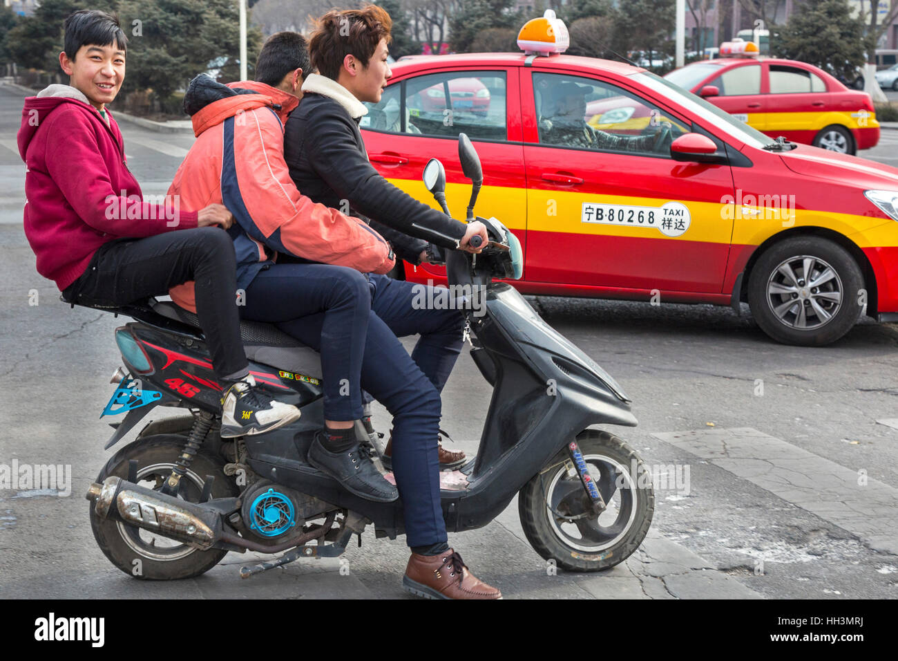 Tre ragazzi su un ebike, Shizuishan, Ningxia, Cina Foto Stock