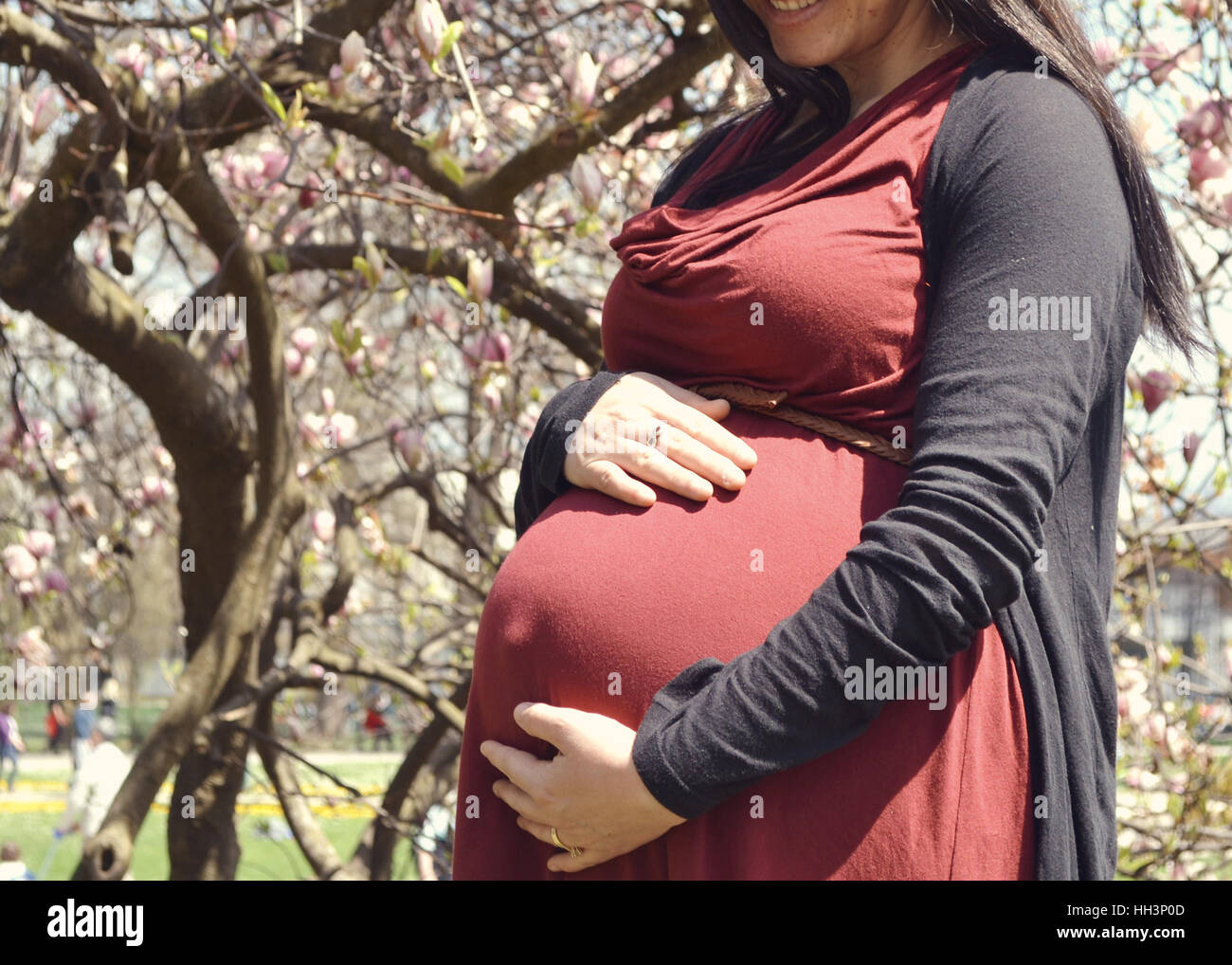 Donna incinta pancia di contenimento Foto Stock