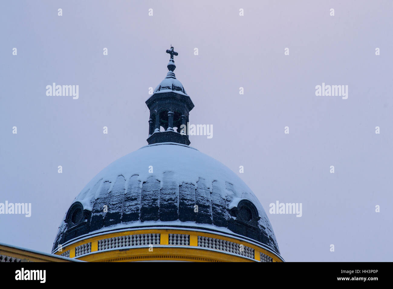 Chiesa cupola ricoperta di neve Foto Stock