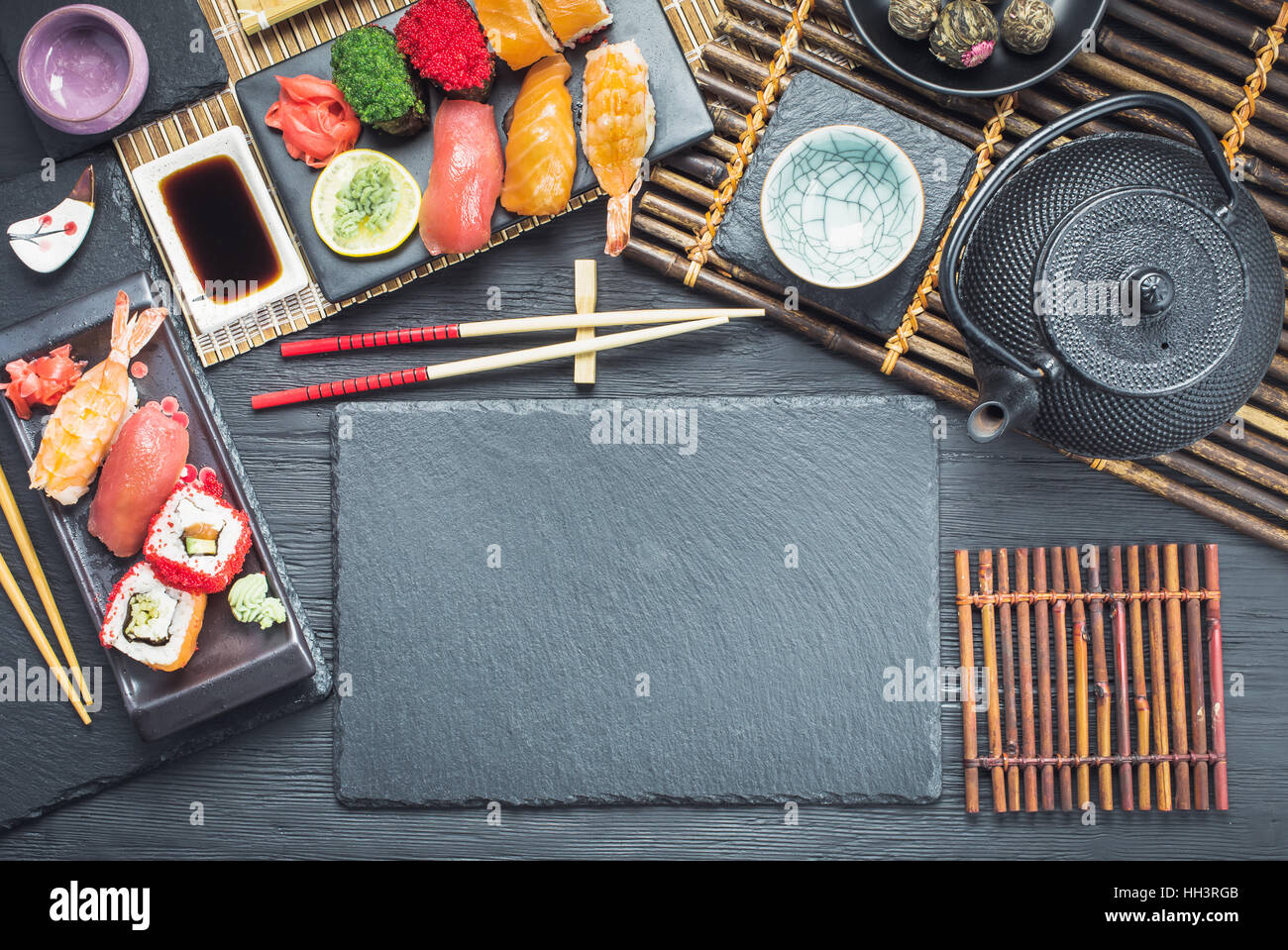 Stile asiatico stoviglie con sushi impostato al di sopra di Foto Stock