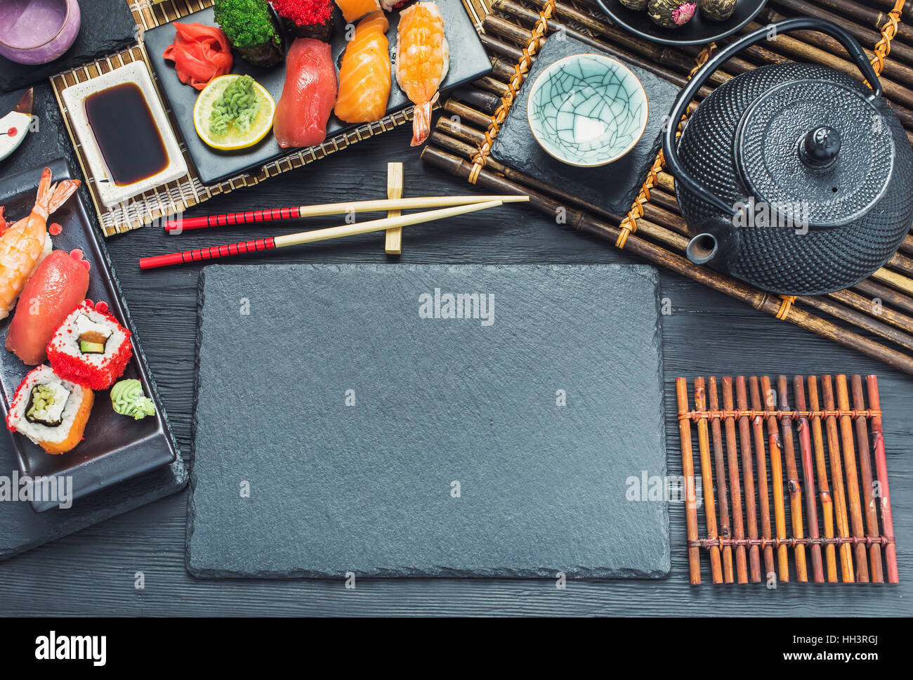 Stile giapponese stoviglie con sushi set Foto Stock