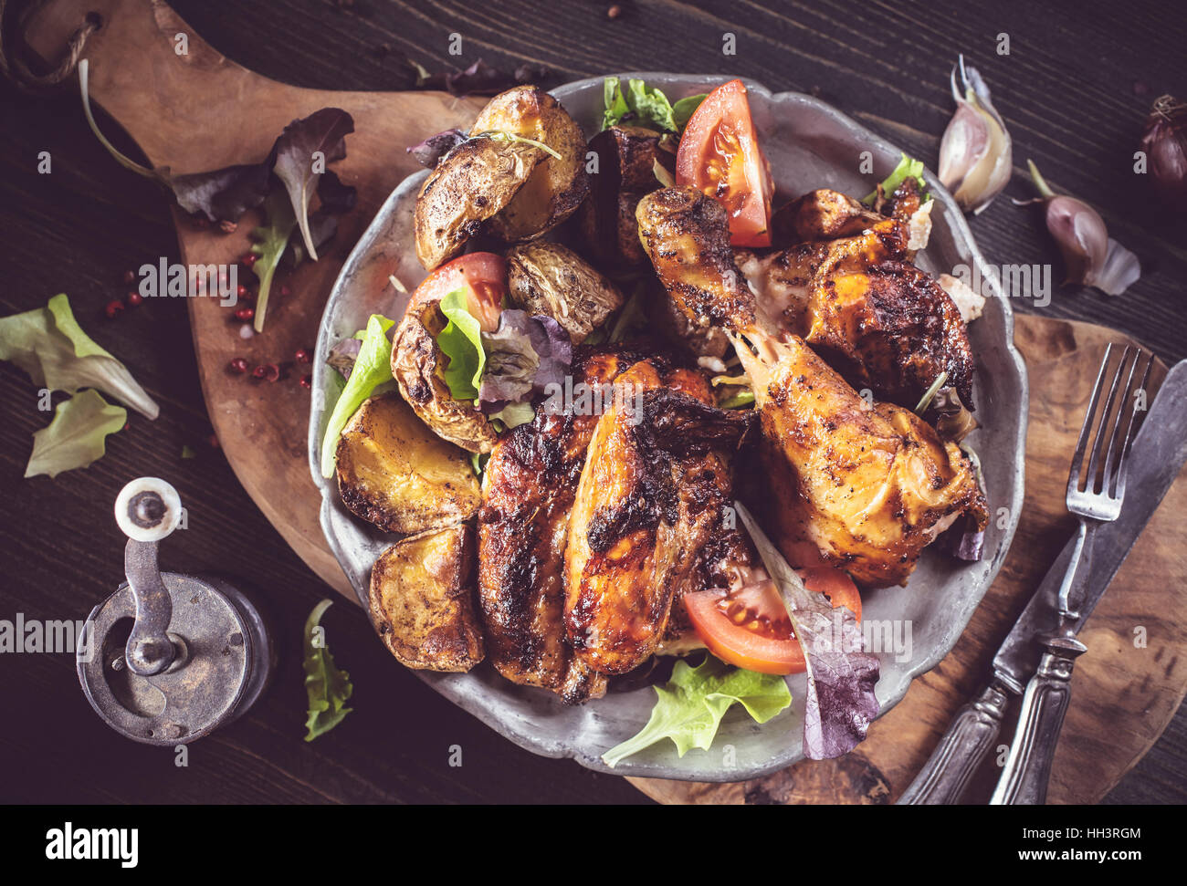 Fette di pollo alla griglia sulla piastra sopra rustico Foto Stock