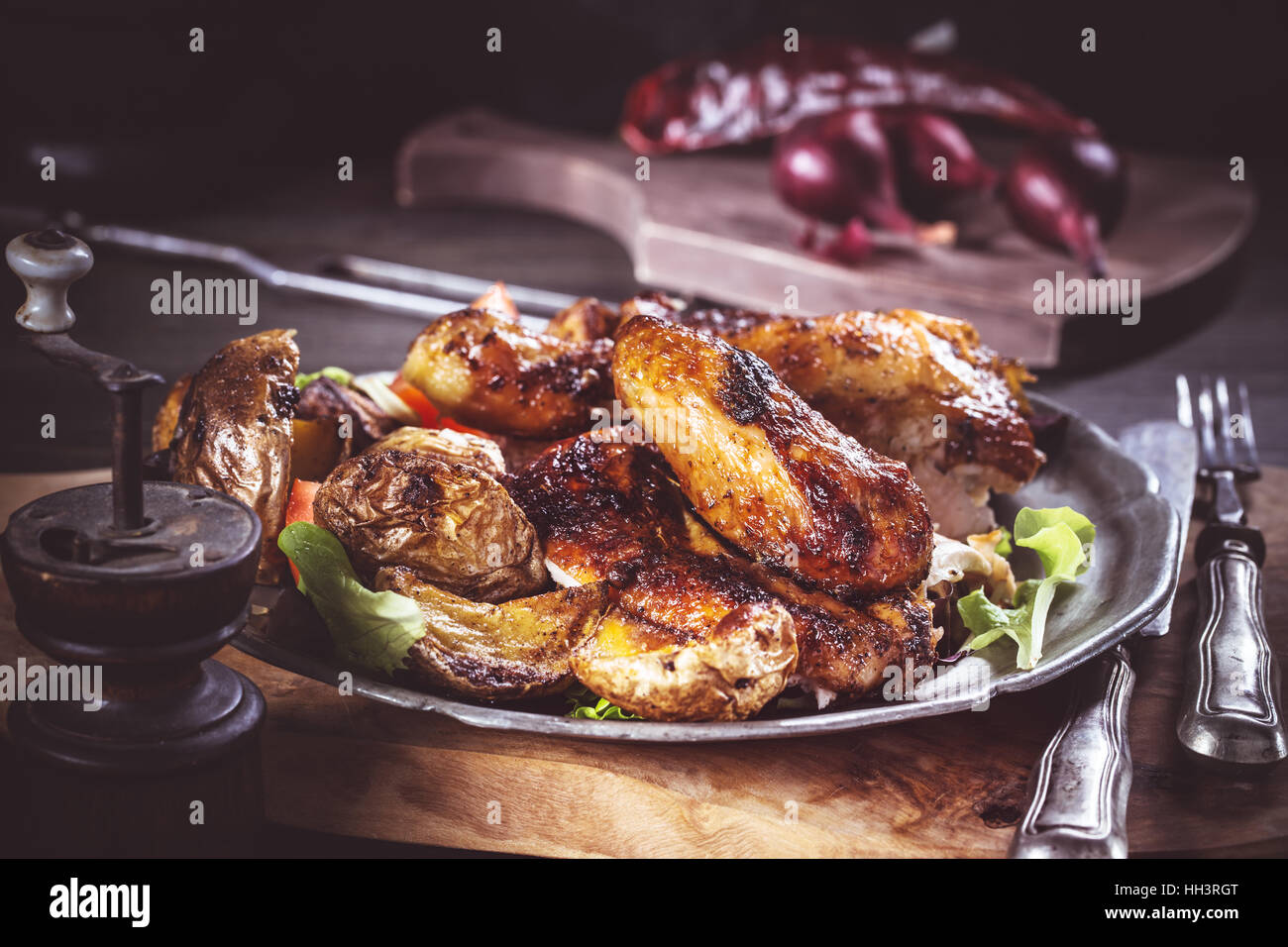 Fette di pollo alla griglia sulla piastra rustica Foto Stock