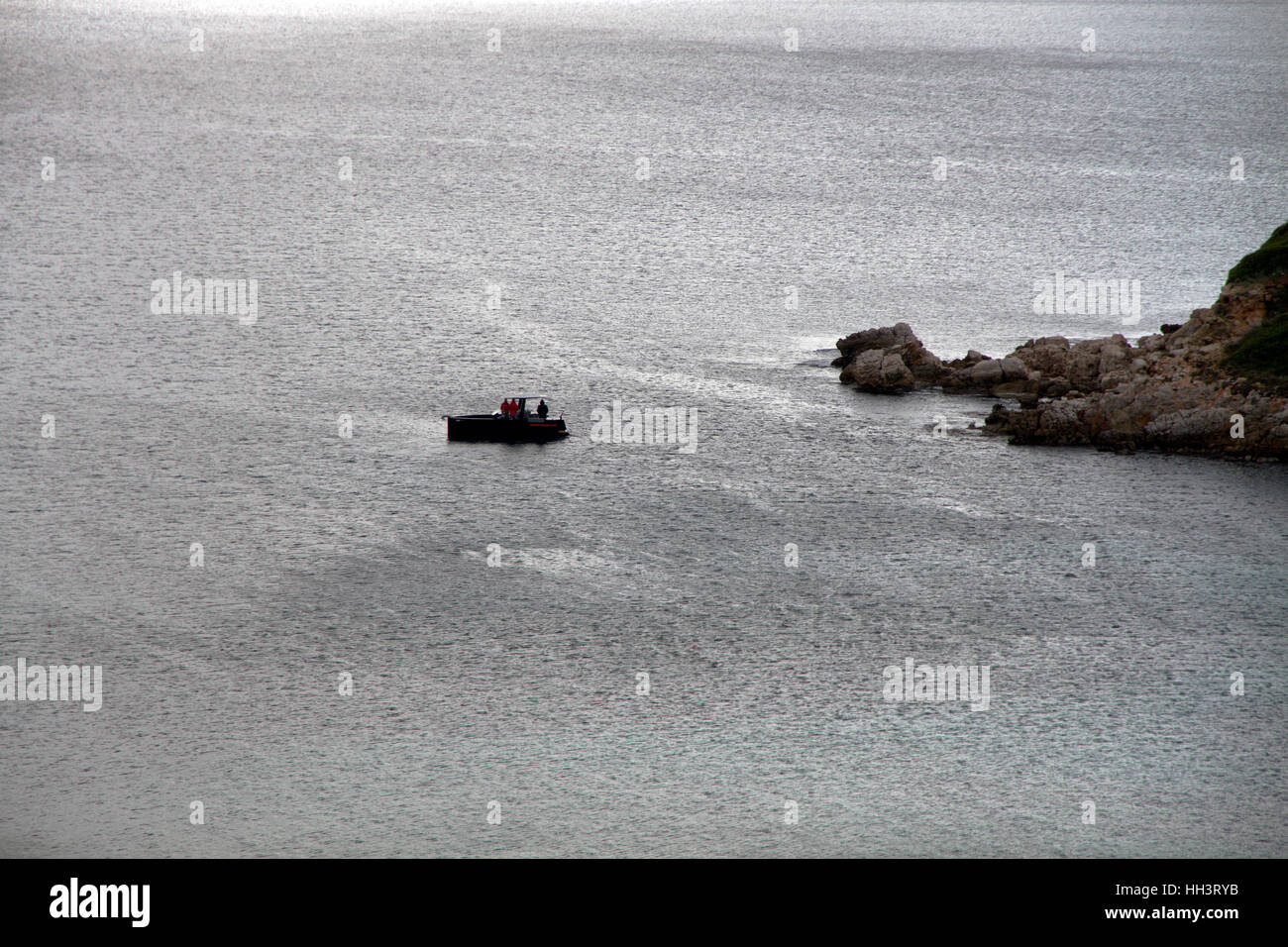 Barca mare drammatico inverno nuvoloso giorno luce scena, Mallorca Spagna Spain Foto Stock