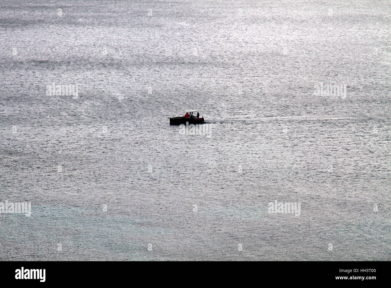 Barca mare drammatico inverno nuvoloso giorno luce scena, Mallorca Spagna Spain Foto Stock