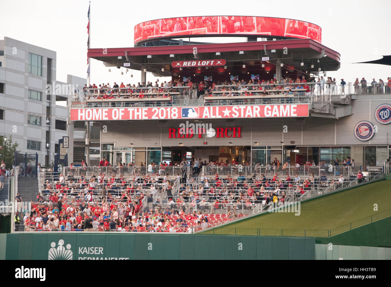 Il Portico rosso presso il Washington cittadini Ball Park durante la partita di baseball in Washington, DC Foto Stock
