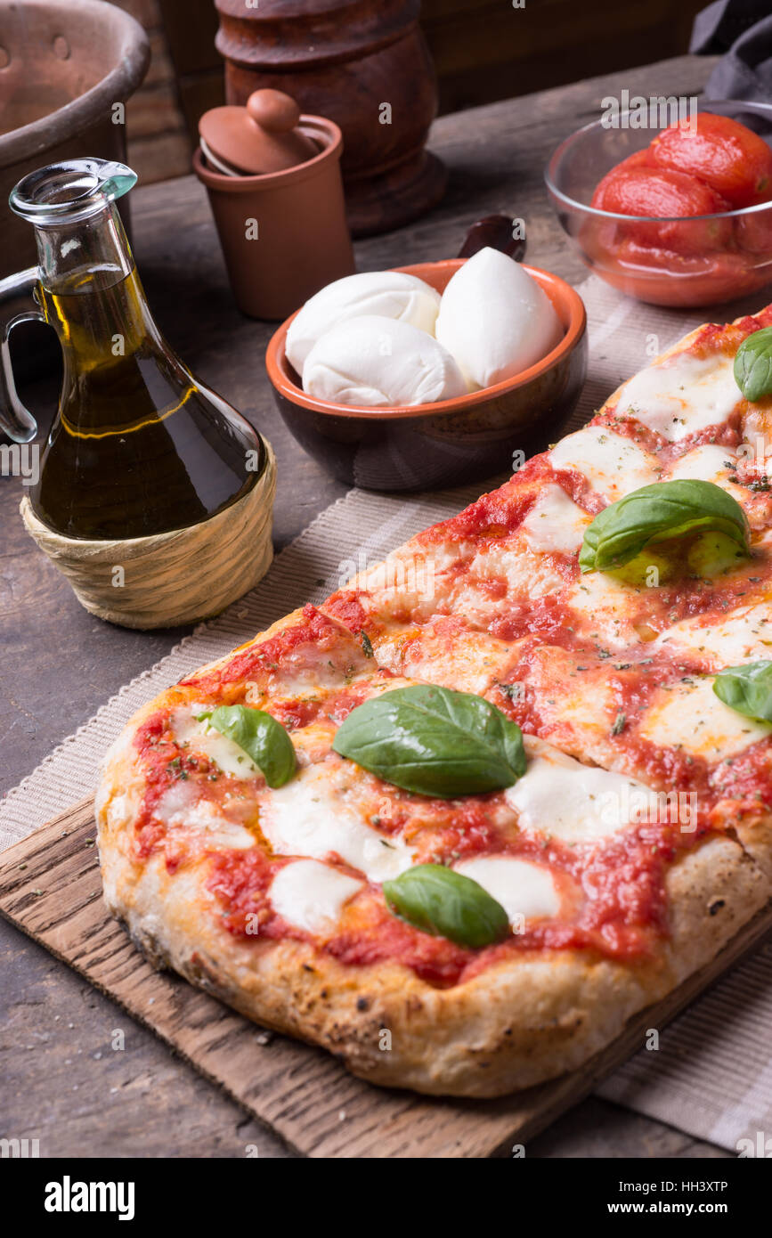 Forma rettangolare e spessore di fatto a mano romana's pizza Foto Stock