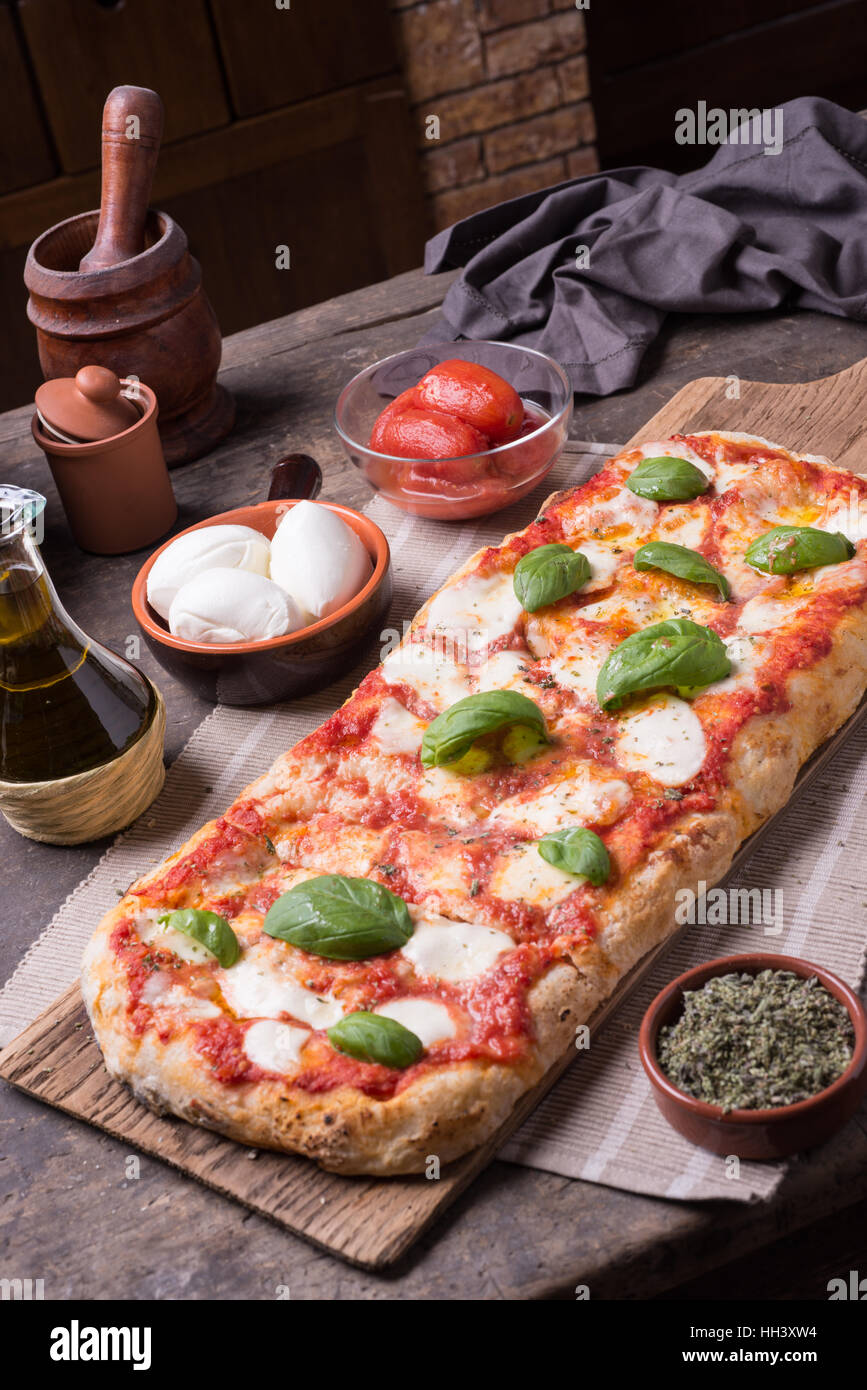 Forma rettangolare e spessore di fatto a mano romana's pizza Foto Stock